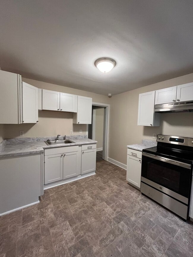 Photo - Cozy Cottage in West Nashville, Walk to Charlotte Park, Easy Interstate Access, Fenced Yard, Pet ...