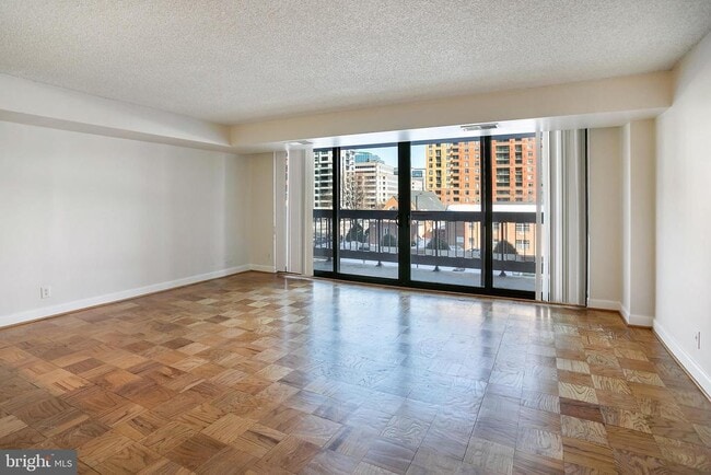 Building Photo - 3800 Fairfax Dr Unit 104