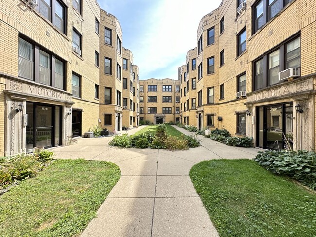 Photo - 3817.5 N Greenview Ave Condo Unit W3