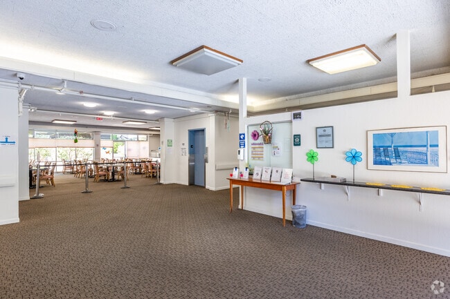 Vestíbulo - Bonnie Brae Terrace, A 62+ Community