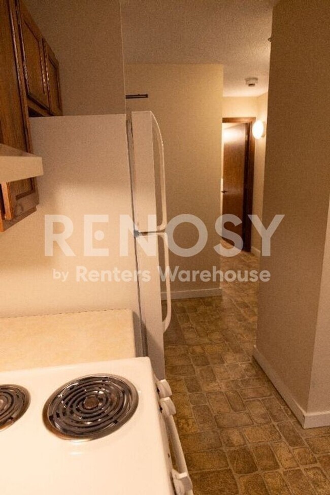 Building Photo - Available Now Spacious 1 bedroom 1 bath lower level Condo in Richfield -- 55+