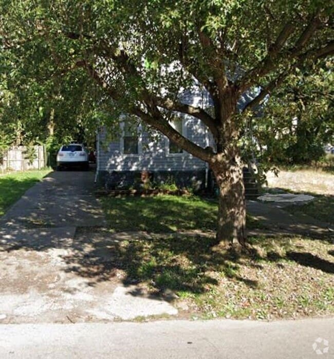 Building Photo - Section 8 Accepted! Coming Soon, Newly ren... Rental