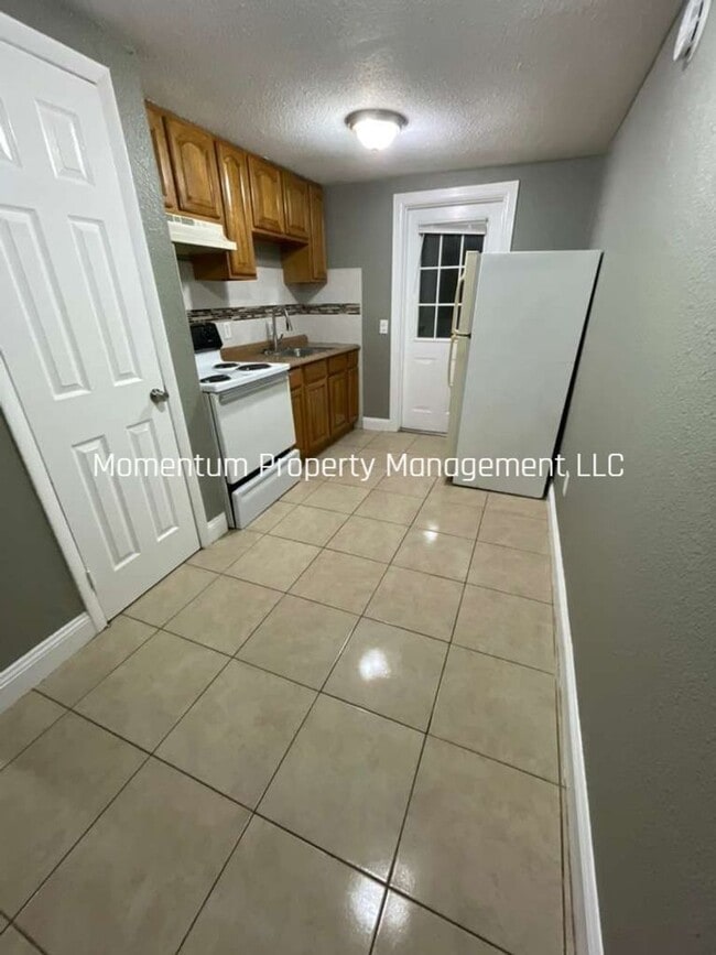 Building Photo - Palm River 2/1 Duplex- Move-In Ready! Apply FOR FREE today! Unit B
