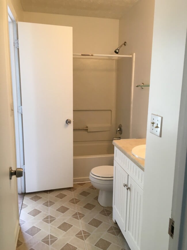 Hall bathroom - 5490 Panola Downs Rd