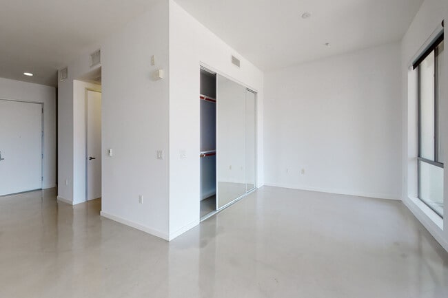1BR, 1BA + Den - 870 SF