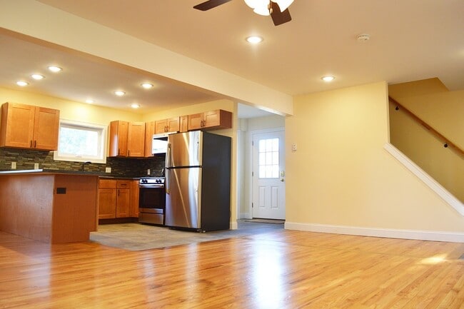 Building Photo - 272 Manhattan Dr Rental