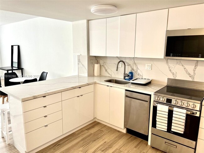 Building Photo - 801 Brickell Bay Dr Unit 1469