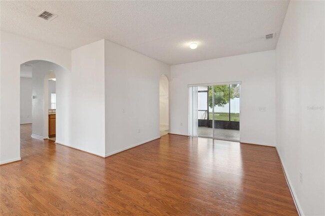 Photo - 325 Azincourt Ln