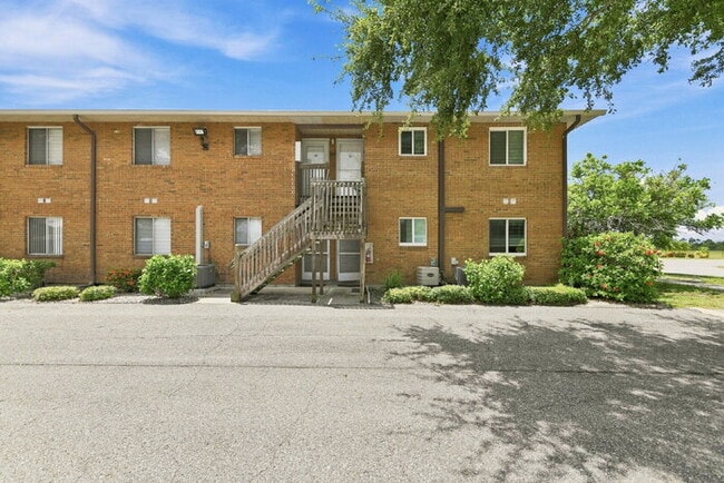 Photo - Charming 2-Bed Condo Retreat with Granite Touches in Sunny Venice! Unit Apartment 119