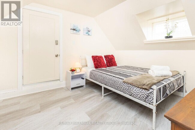 Photo - 456 Bronson Ave