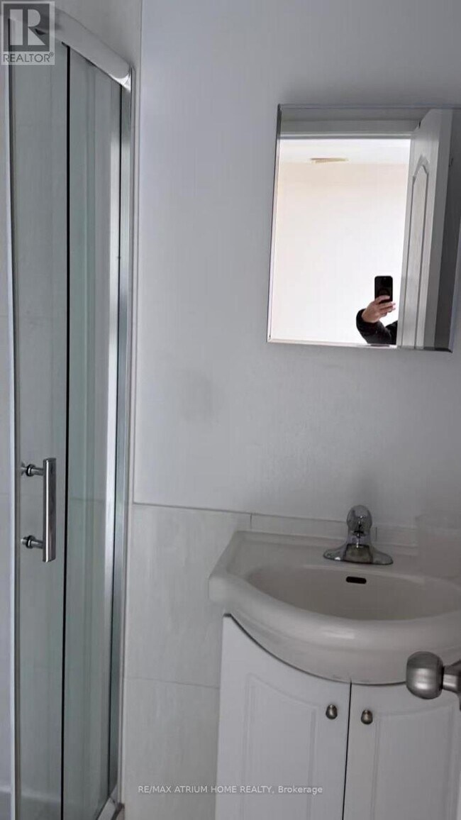 Photo - 413 Spadina Ave.