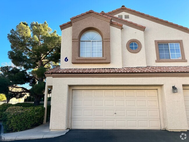 Building Photo - Beautiful 2 Master Bedroom Townhouse!!