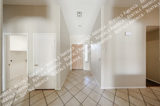 1623 E Wildhorse Pl