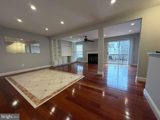 Photo - 10354 College Square