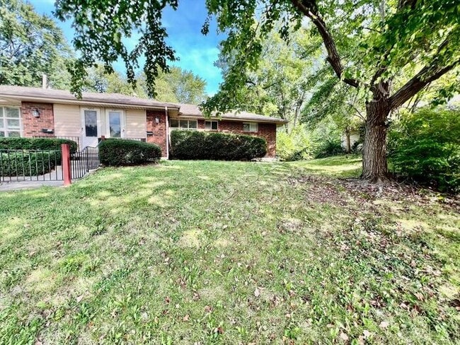 Photo - MOVE IN SPECIAL!! Spacious Shawnee Duplex-...