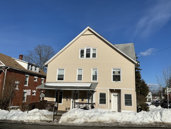 Building Photo - 518 High St Unit 1st FL Rear