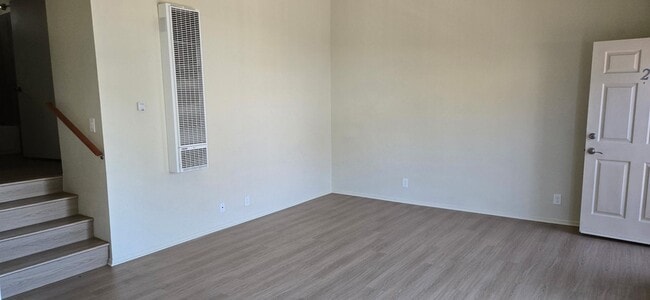 Sala de estar - 733 N Hill Pl Unidad #2