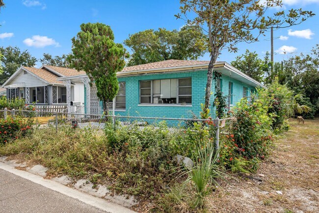 Photo - Urban Oasis: Spacious 5 Bed, 2 Bath Home i...