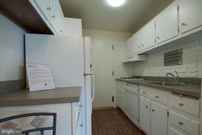 Building Photo - 10201 Grosvenor Pl Unit 628