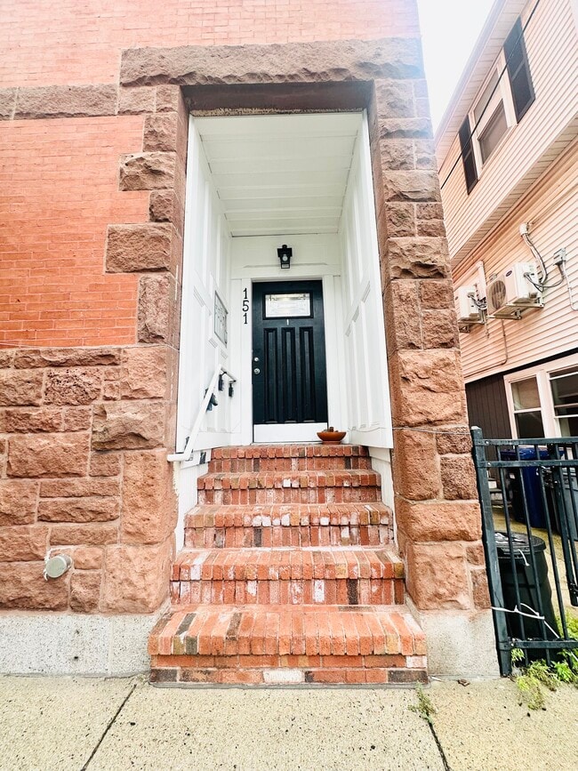 Building Photo - 151 W 6th St Unit #1 Rental