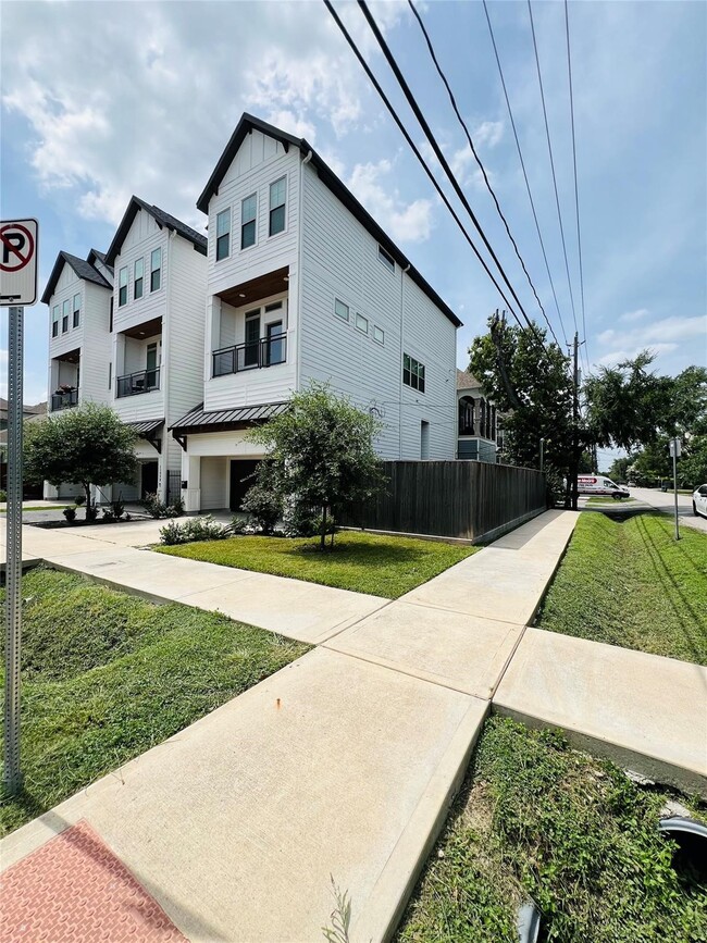 Photo - 1103 W 15th 1/2 St