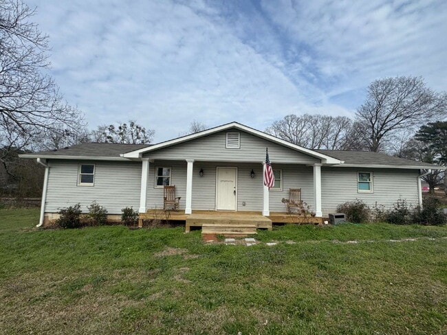 Building Photo - Recently Renovated Home Near Downtown Gillsville