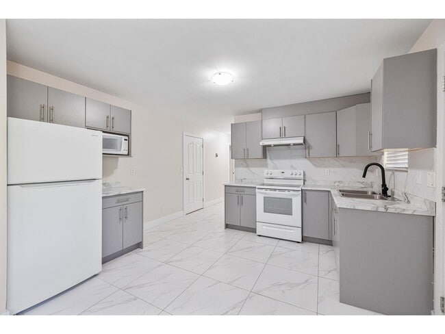 Photo - 15081-15073 73 Ave