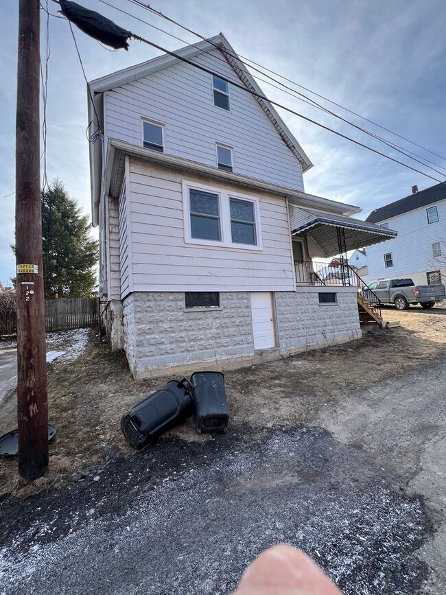 Photo - 734 E Locust St Apartment Unit Upper