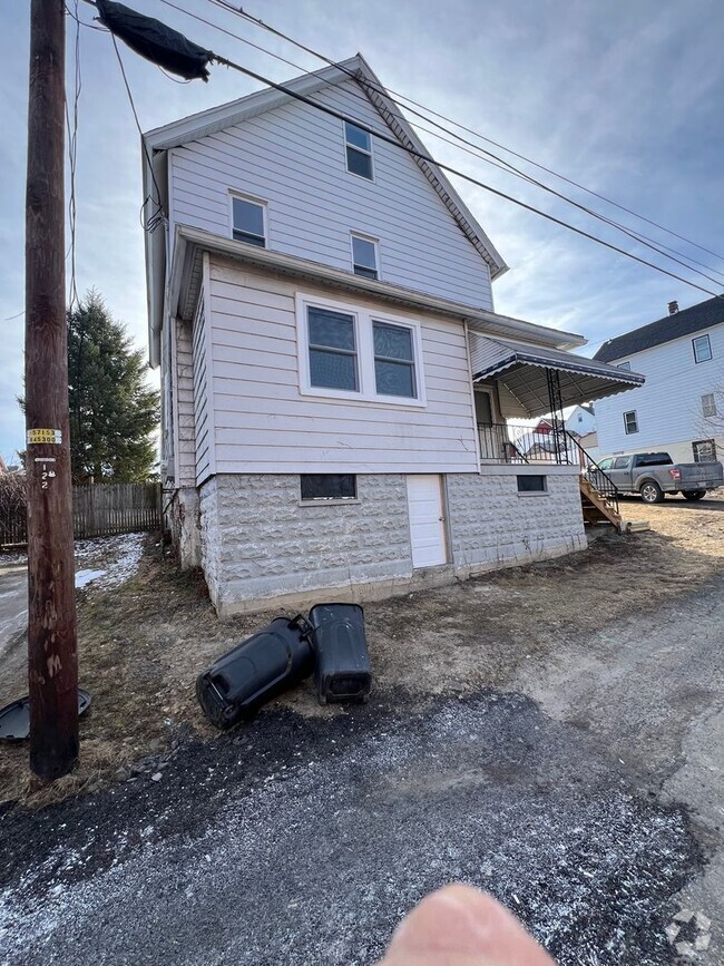 Building Photo - 734 E Locust St Unit Upper Rental