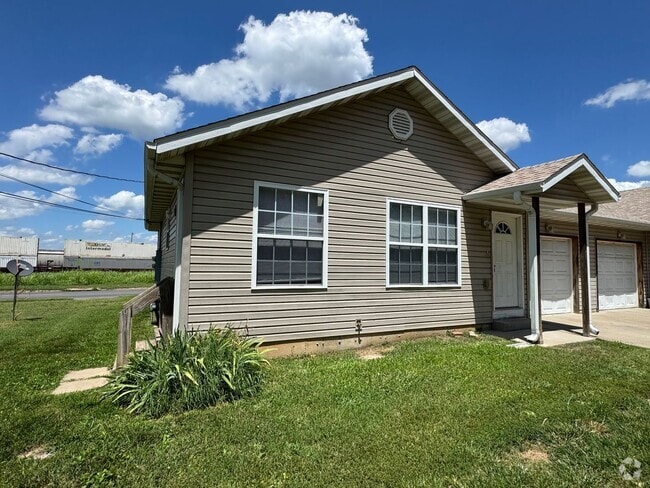 Building Photo - 2 bedroom 2 bathroom duplex with yard care... Rental