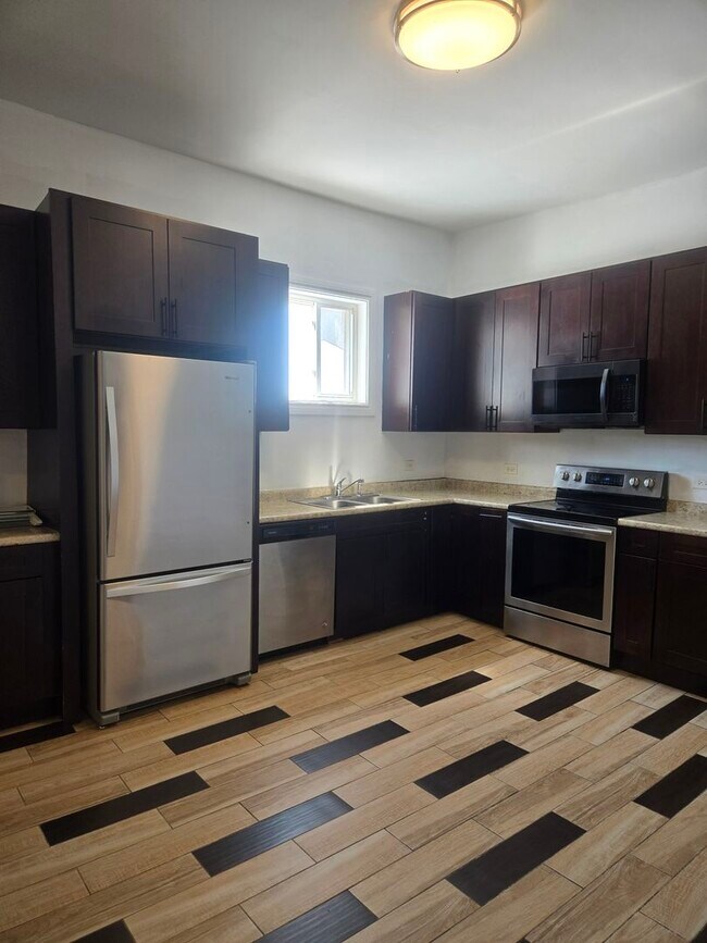 Photo - 7055 N Clark St