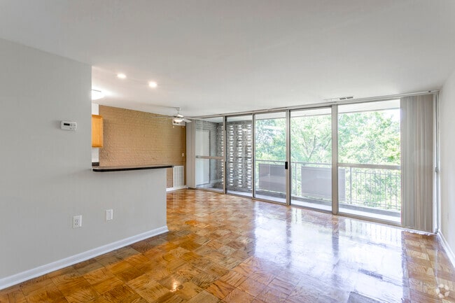 2 BR, 1 BA - 893 SF