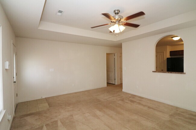 Sala de estar a la cocina o Sala de lavandería - Golf View Gardens Apartments