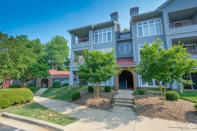 Building Photo - Sunny Luxury 2 Bedrooms 2 Baths Condo with... Unit 2B
