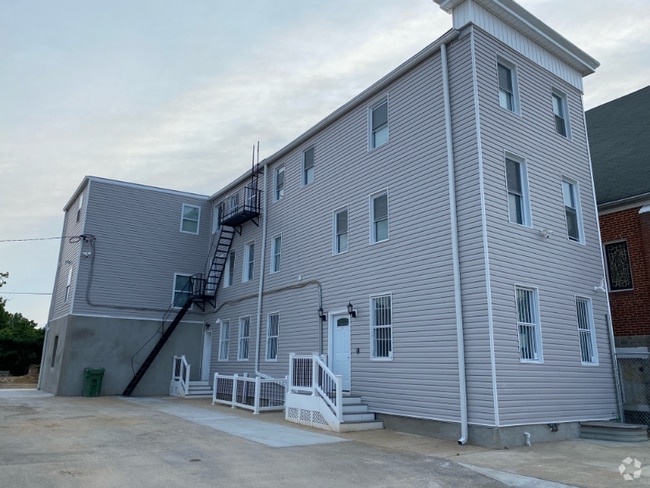 Building Photo - 6 S Franklintown Rd Rental