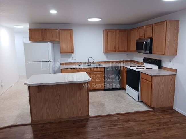 Building Photo - 2571 NW Cedar Ave Unit 1 1