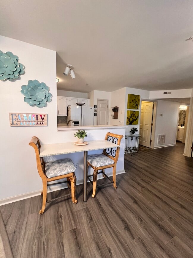 Photo - 711 Rivertree Ln