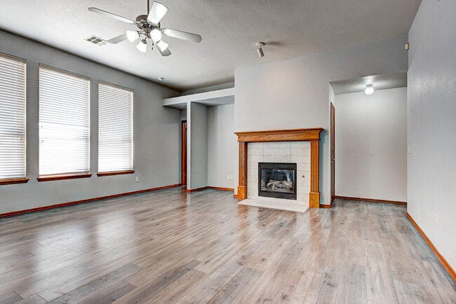 Photo - 517 Lone Oak Dr