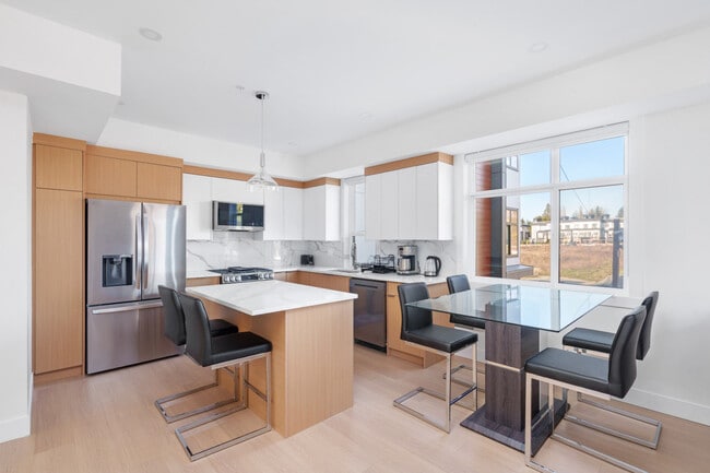 Photo - 6983 204 Street-SI ID1438324P Unité SI ID1438324P