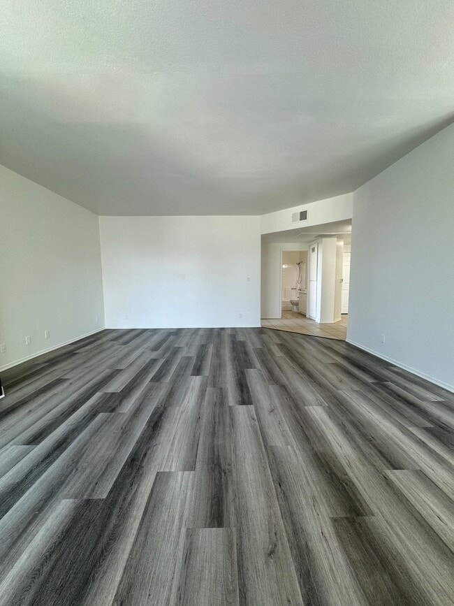 4343 Whitsett Ave Unit 203