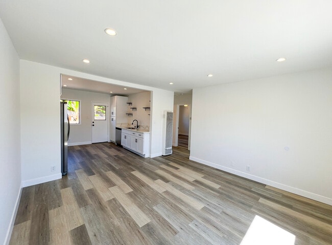 Building Photo - 15301 Eastwood Ave