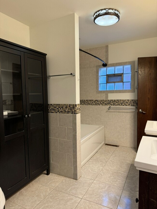 bathroom 2nd floor - 1906 E Webster Pl Unit 1906 E Webster