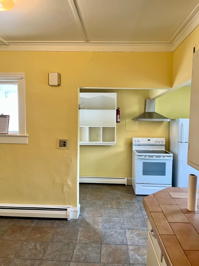 Vista de la cocina desde el pasillo hasta el baño. - 114 Buell St Unidad 1