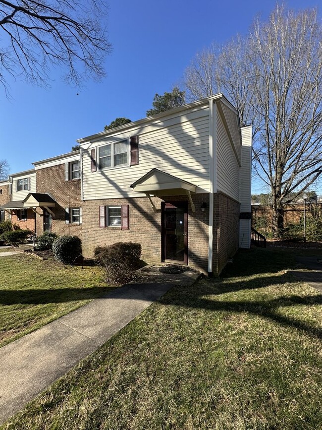 Building Photo - 3 Bedroom 2.5 Bathroom Condo!