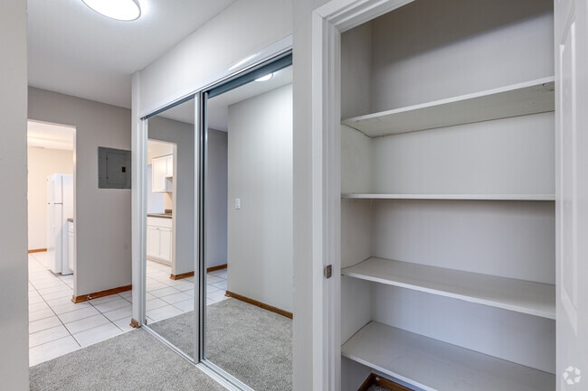 2BR, 1BA - 840SF - Hallway Closets