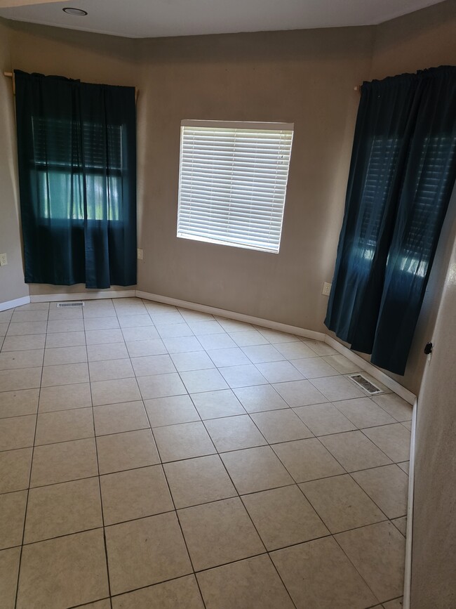 Front Room - 521 E 7TH AVE