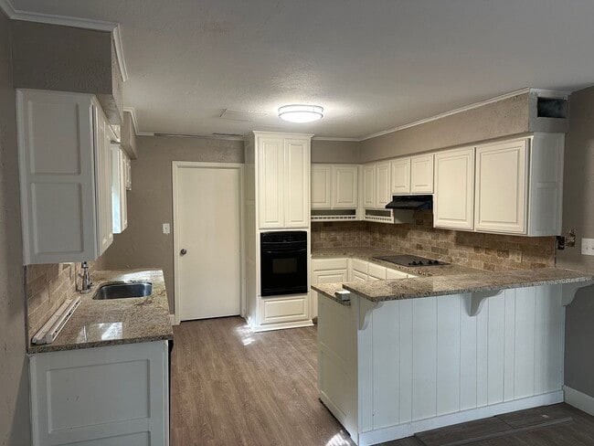 Photo - 4/2.5/2 PTISD FENCED YARD