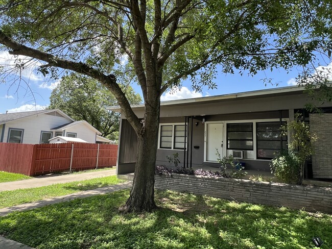 Building Photo - 233 Arvin Dr Rental