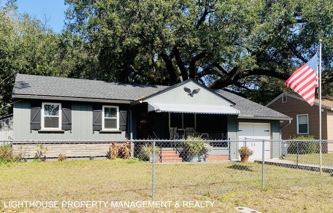 Cozy 3 Bed/1 Bath Home with Extra Room & F... - Cozy 3 Bed/1 Bath Home with Extra Room & F...