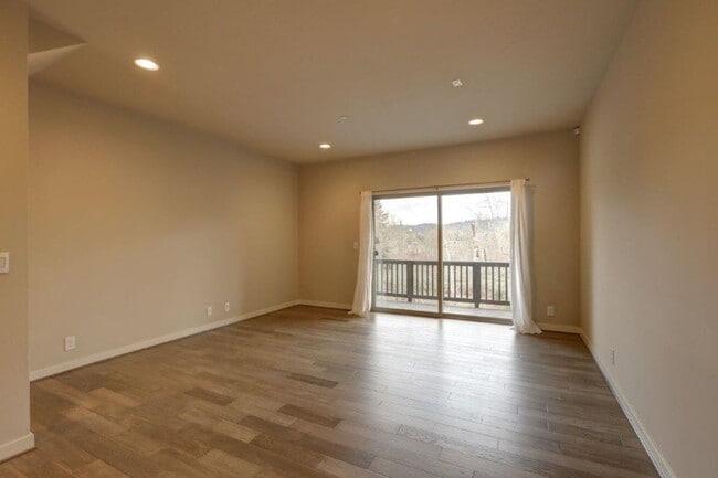 Photo - Immaculate and Spacious 2 Bedroom/1.75 Issaquah Townhome!